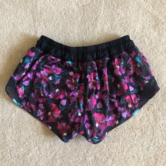 Lululemon Hotty Hot Short size 4  Fuschia / Black - Picture 5 of 11